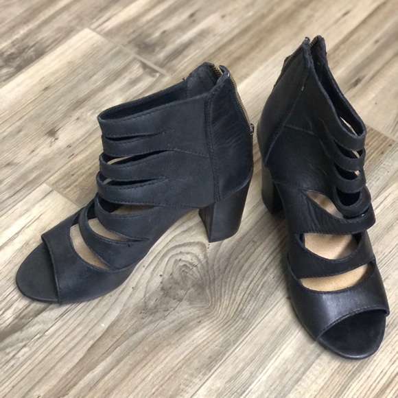 Heeled sandal - Picture 3 of 3